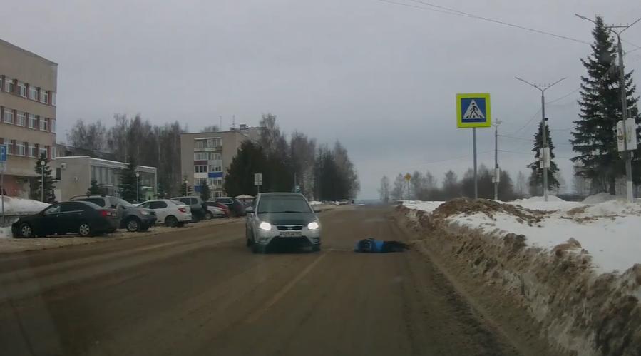 Видео: на пешеходном переходе у администрации Кирово-Чепецка сбили ребенка