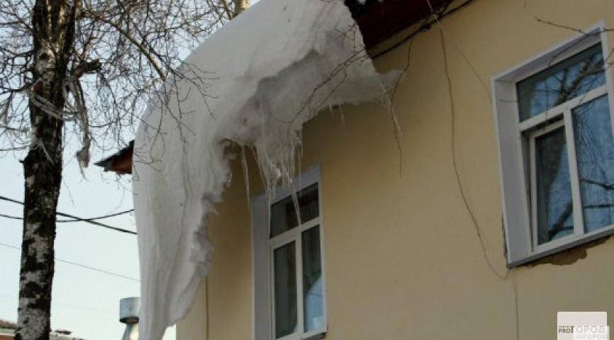 В Кирово-Чепецке на ребенка упала ледяная глыба