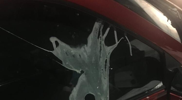 В Кирово-Чепецке машину жительницы забросали яйцами из-за места на парковке