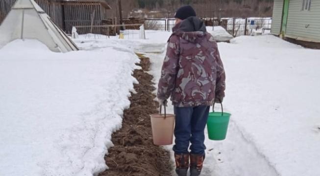 Из-за перемерзшего водопровода жители Кировской области вынуждены топить снег 