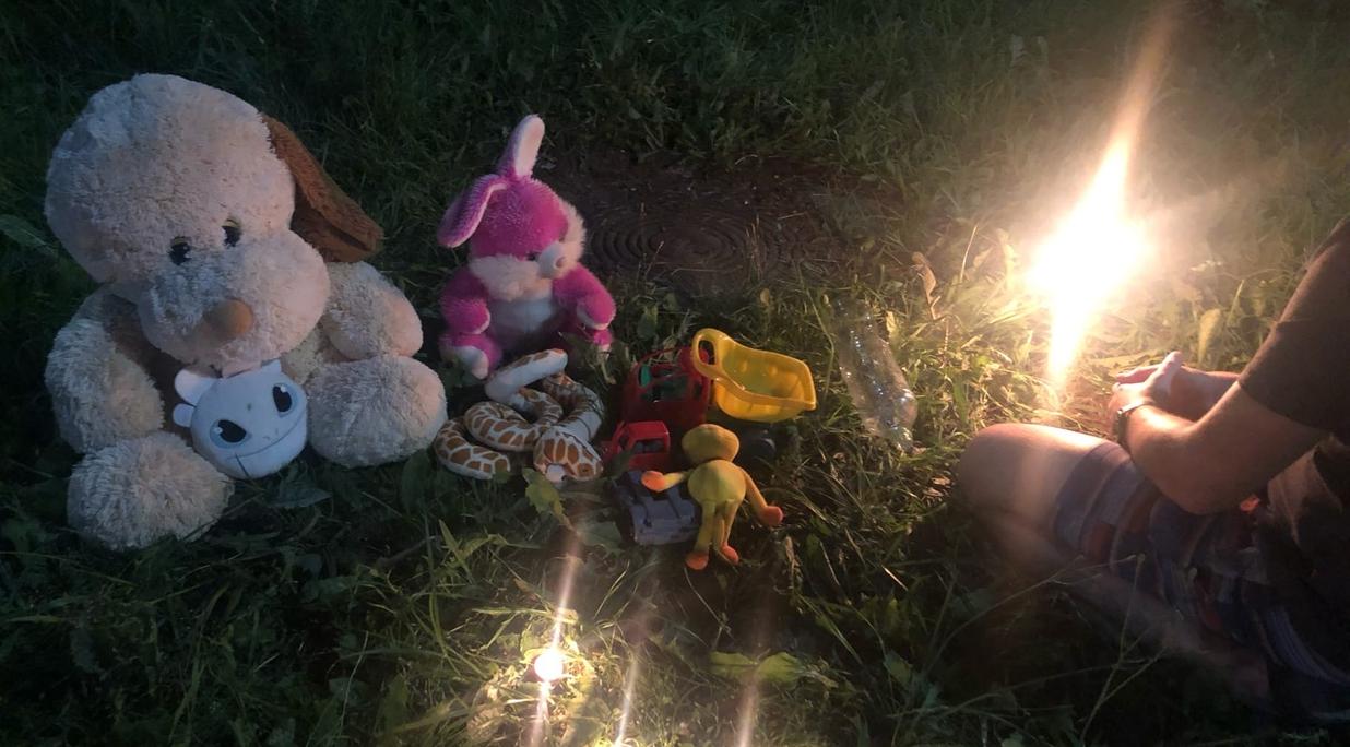 На место гибели 3-летнего мальчика чепчане несут игрушки и свечи