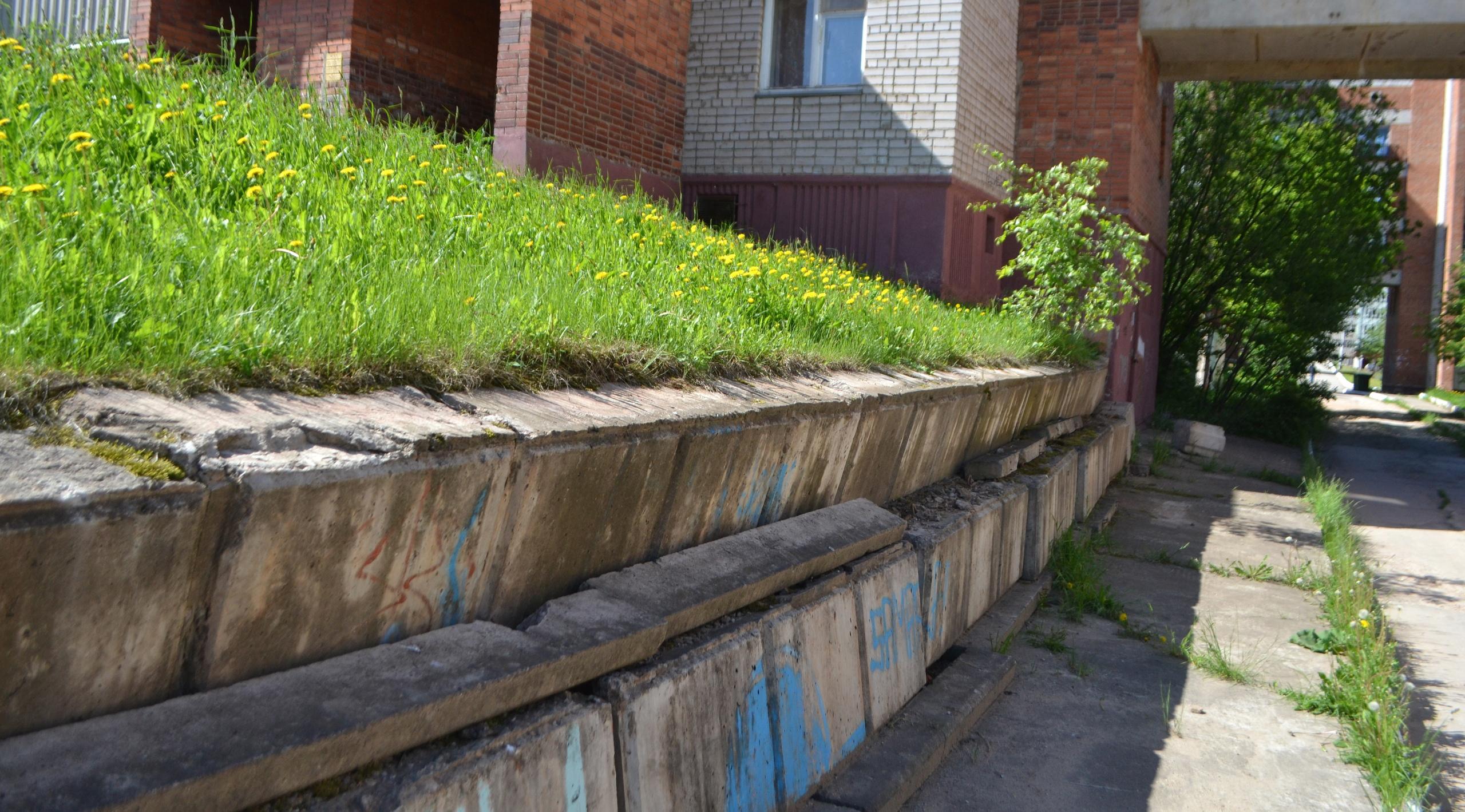 В Кирово-Чепецке отремонтируют наклоненную подпорную стенку во дворе дома 