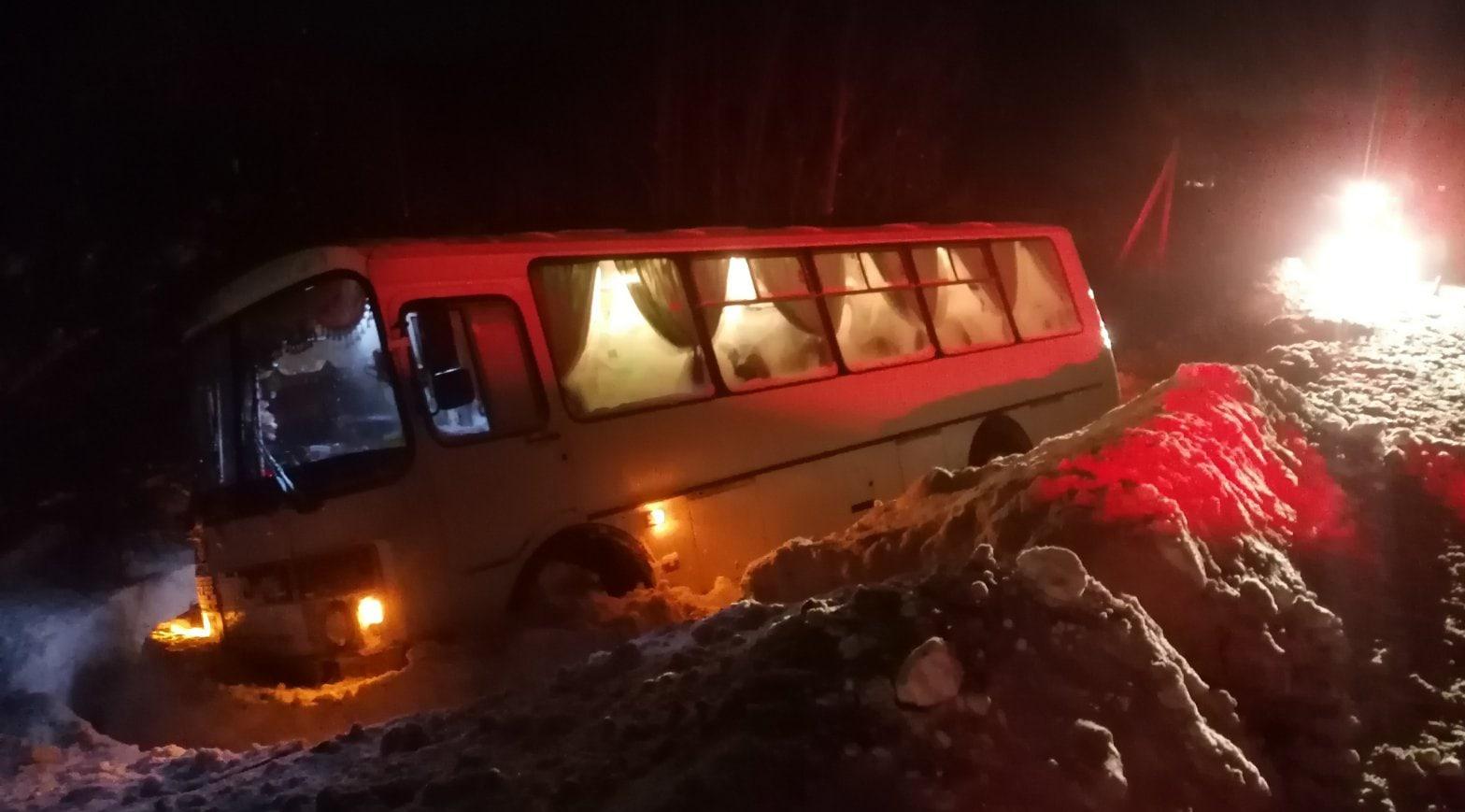 В Кирово-Чепецком районе съехал в кювет пассажирский автобус