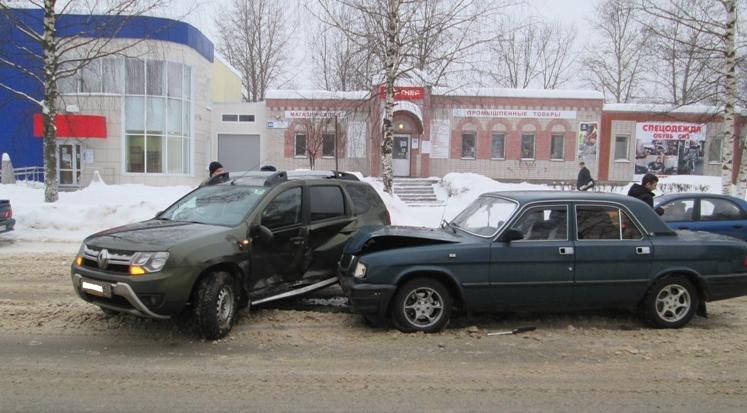 Утром в Чепецке при столкновении "Рено" и ГАЗ пострадали две женщины 