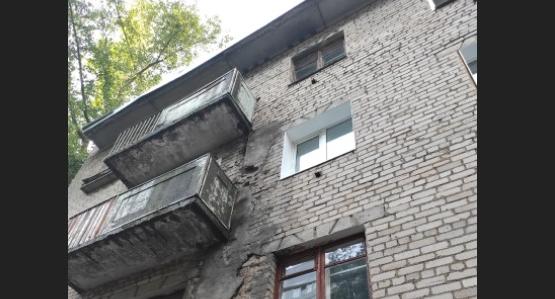 Очевидцы: «В Кирово-Чепецке с фасада дома падают кирпичи на прохожих»