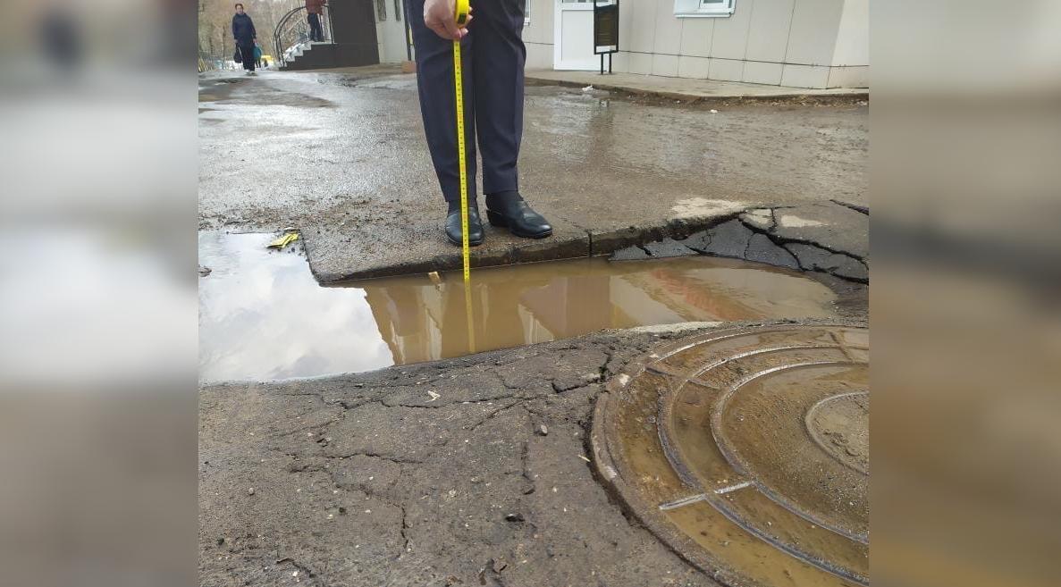 На центральной улице Кирово-Чепецка провалился асфальт