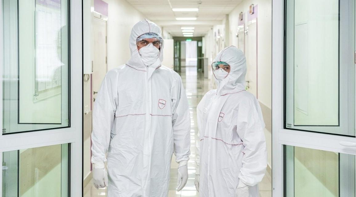 Известно, сколько времени больной COVID-19 остается заразным