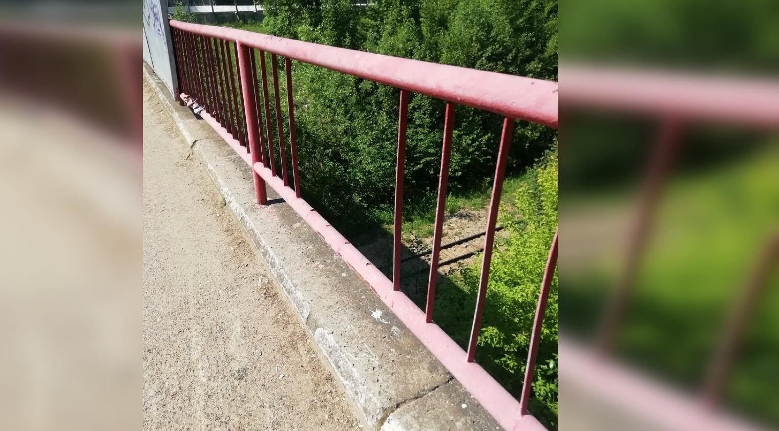 В Кирово-Чепецке неизвестные сломали металлическое ограждение