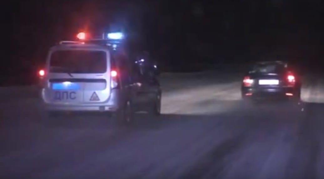 В Чепецком районе мужчина на иномарке "протаранил" магазин и устроил гонки со стрельбой 