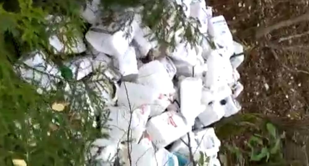 В Чепецком районе нашли свалку канистр из-под удобрений