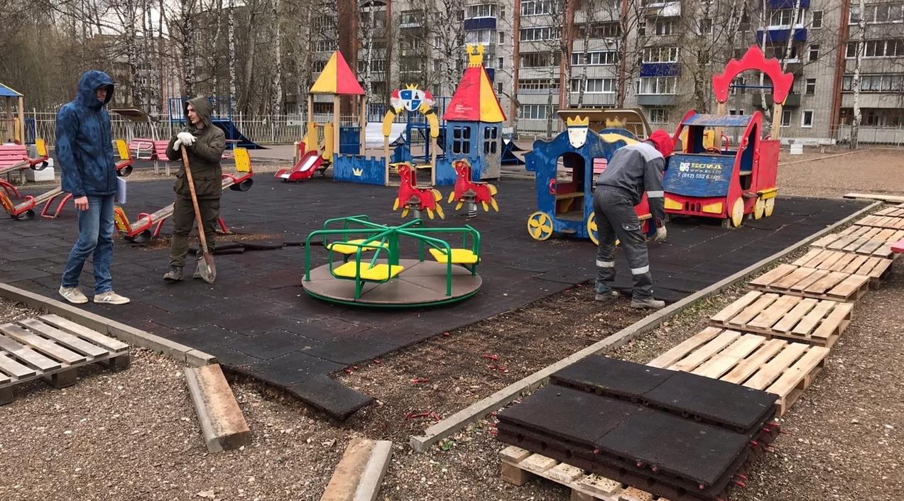 В Чепецке начался ремонт детской площадки «Летучий корабль»