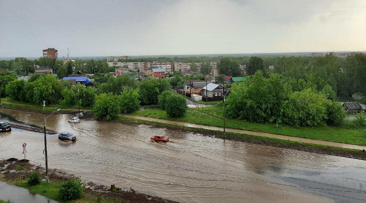 Машины теряют бамперы и номера: после грозы в Кирово-Чепецке затопило несколько улиц