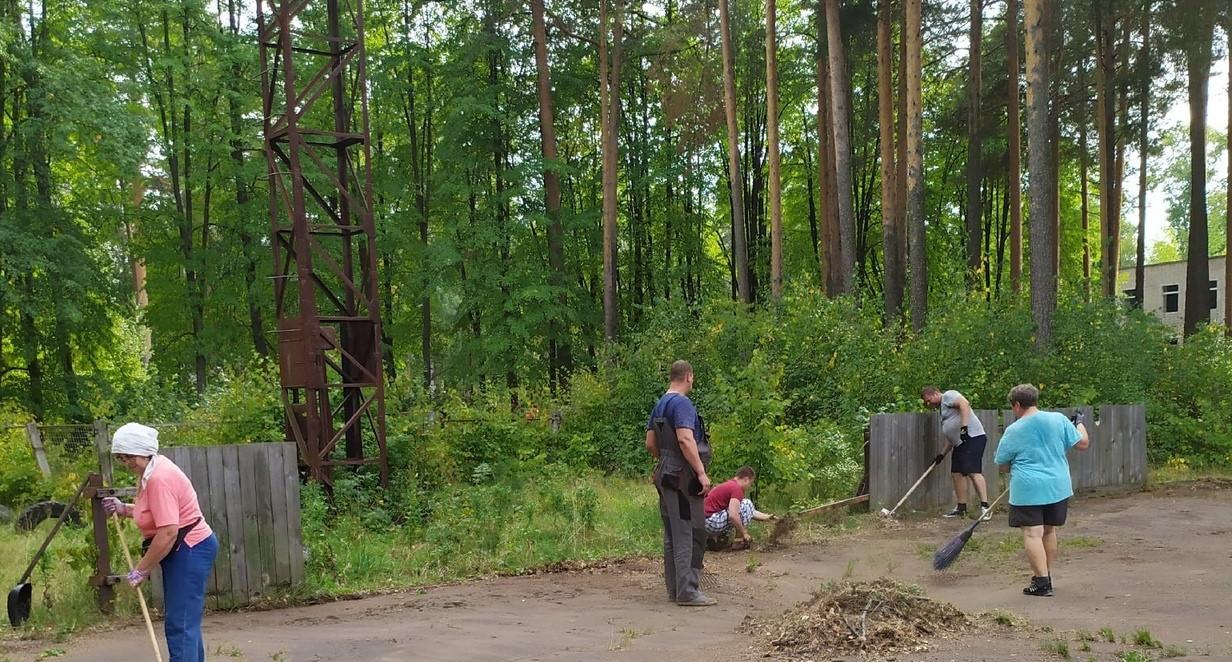 Жители Каринторфа благоустроили хоккейную коробку