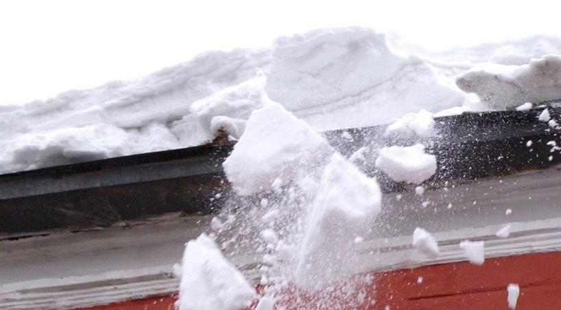 Администрация Кирово-Чепецка потребовала очистить крыши после падения снега на ребенка