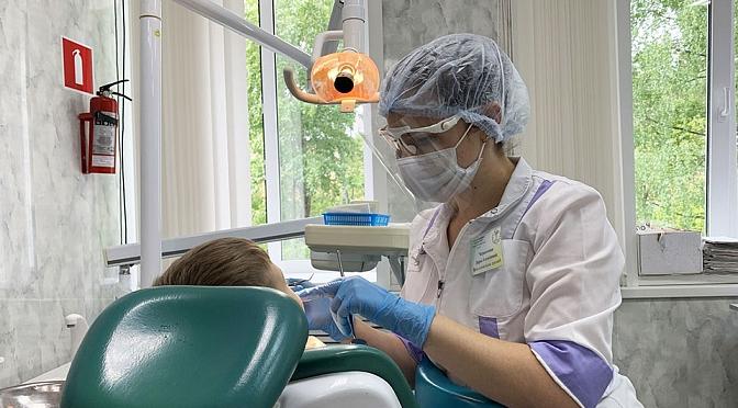 Юных чепчан посадили в кресло стоматолога в День защиты детей