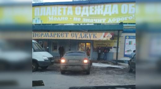 Со здания на Мира, где на ребенка упал снег, на этот раз отпал козырек