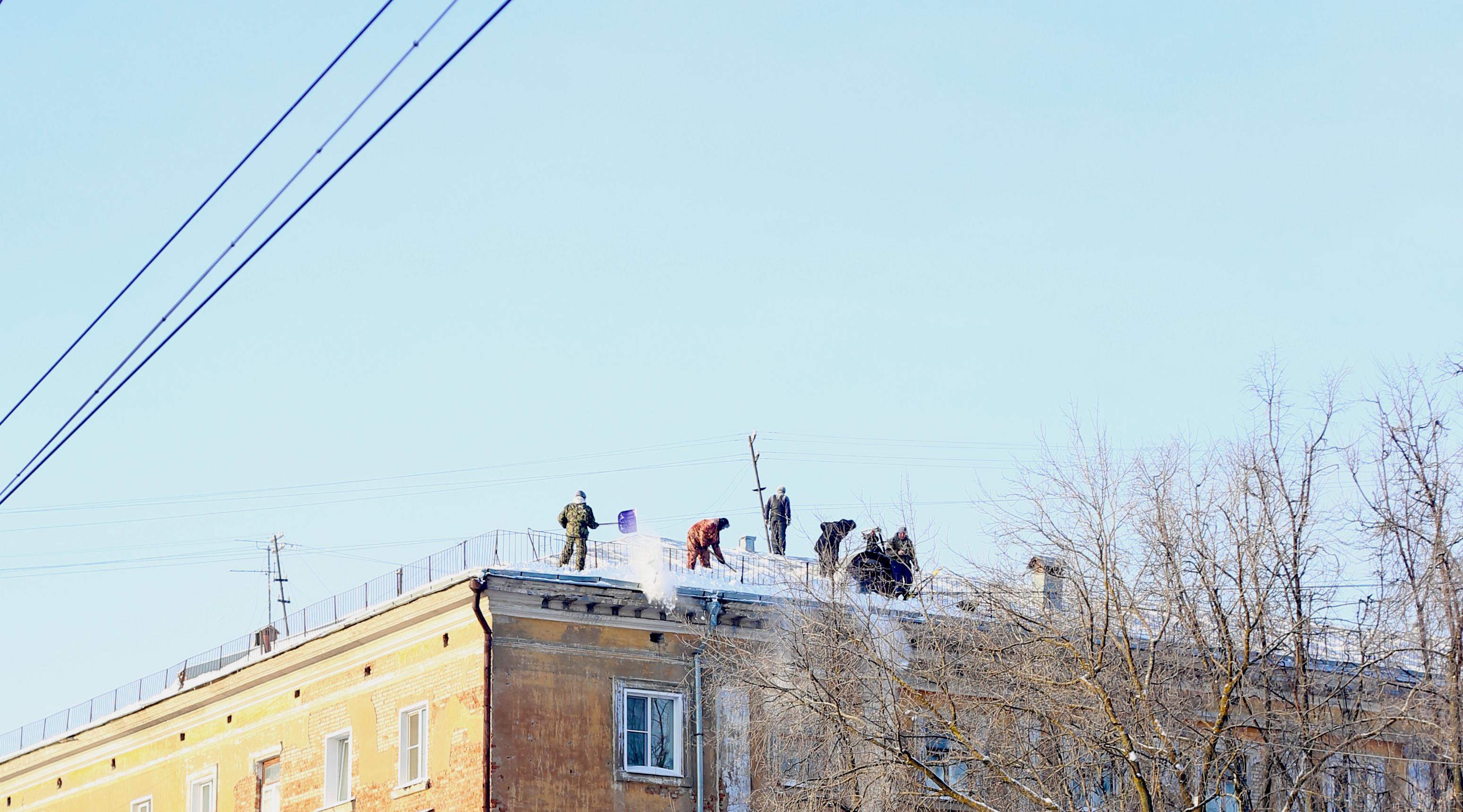 В Кирово-Чепецке проходит очистка крыш от снега