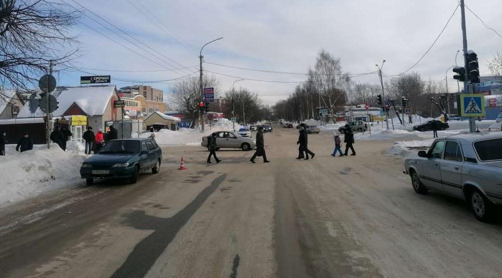 В Кирово-Чепецке на перекрестке столкнулись автомобили: пострадала женщина