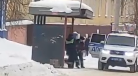 В Кирово-Чепецке полицейские на руках занесли нарушительницу в служебное авто