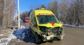 В Кирове карета скорой помощи врезалась в дерево после столкновения с "Приорой": видео