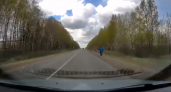 В Чепецком районе водитель на скорости упал с мопеда: видео