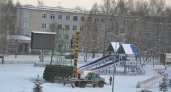 В Чепецке начали устанавливать новогоднюю елку