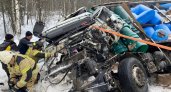 Водителя большегруза вырезали из кабины: в Кировской области ДТП с 4 грузовиками 