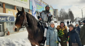В Кирово-Чепецке необычным образом поздравили женщин с весенним праздником