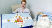 Родителям из Кировской области дарят подарочный набор для новорожденных детей  