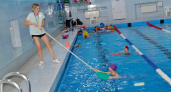 Учат уверенно держаться на воде: в Кирово-Чепецке стартовали тренировки по плаванию для школьников 