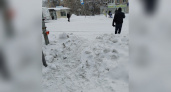 "Поднимала из сугроба плачущую бабушку": чепчане жалуются властям на заваленные снегом дороги