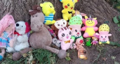 Чепчане несут игрушки к месту гибели 5-летней девочки