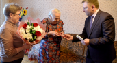 Сергей Завьялов вручил медаль долгожительнице Кирово-Чепецка