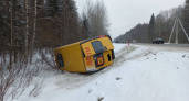 В Кирово-Чепецком районе школьный автобус опрокинулся в кювет в результате ДТП