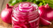 Красный лук в медовом маринаде к шашлыку или селедке — пряная закуска без горечи приятно удивит: маринуется полчаса