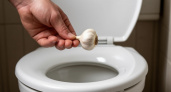 Киньте несколько зубчиков чеснока в унитаз, и результат вас поразит