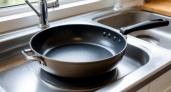 Прощай, старый нагар: простой лайфхак для восстановления сковороды за 60 минут