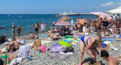 Купаться невозможно, люди сидят на берегу: Черное море преподнесло неприятный сюрприз отдыхающим
