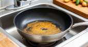 Две ложки в воду вернут сковороде антипригарность: забудьте о прилипании пищи