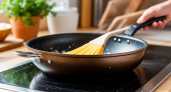 Сковорода очистится от жира и нагара за секунды: поможет копеечное средство из магазина