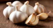 Зачем я кладу зубчики чеснока в горшки с комнатными растениями?