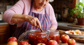 Бабушка оставила нам рецепт, и теперь яблочное варенье делаем только так: сколько ни закрути - все равно будет мало