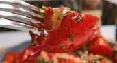 Не салат и не засолка, вкуснющая закуска из помидоров на скорую руку. Даже самые дешевые помидоры заиграют ярким вкусом