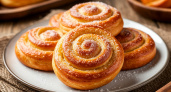 Быстро накрутили, испекли и съели: сочные улитки из слоеного теста с хрустящей корочкой (10 разных начинок)