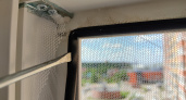 Узнал, как натянуть москитную сетку без каркаса на любое пластиковое окно: без саморезов и клея