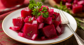 Позабытый салат из свеклы и селедки, который стоит попробовать: пальчики оближете!