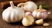 Чеснок не вянет и не сохнет: храню, как научила свекровь-белоруска