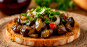 Закуска, которая не успевает остыть: рецепт из баклажанов на 15 минут - так вкусно положить на хлебушек