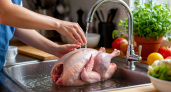 Почему нельзя мыть мясо и курицу после покупки: такую ошибку совершают даже опытные повара