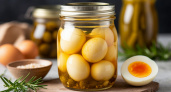 Беру обычные яйца и запихиваю их в банку. Заливаю рассолом и вуаля - шикарная закуска готова. Вкус меняется до неузнаваемости
